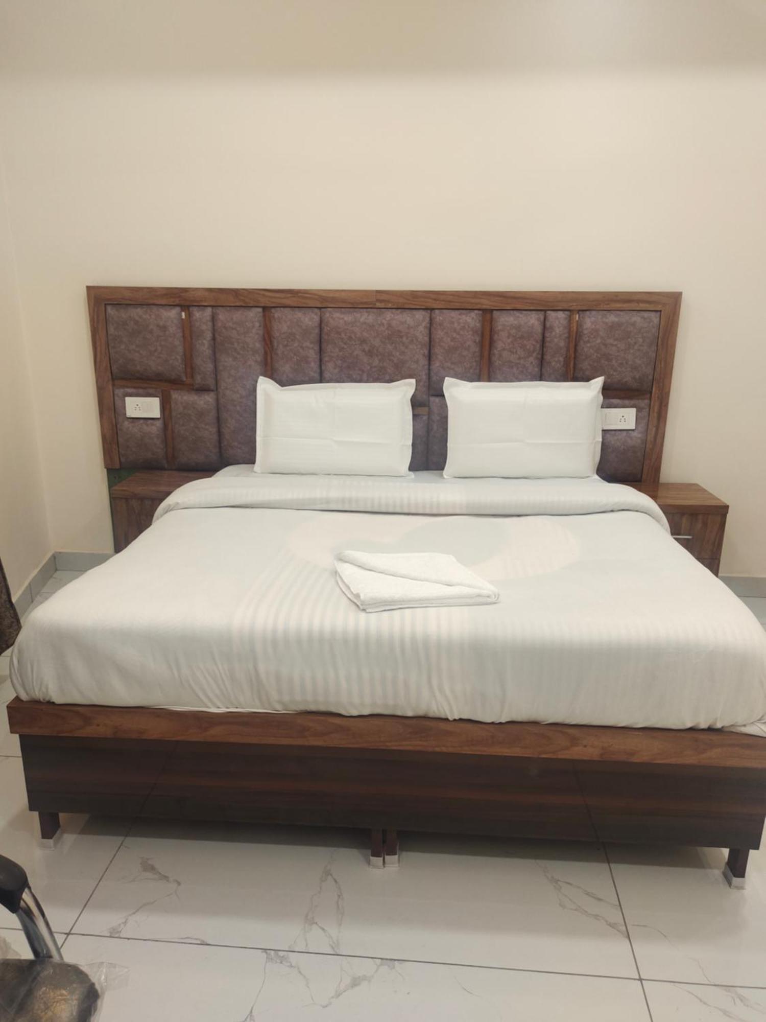 Hotel G-3 Jalandhar Esterno foto